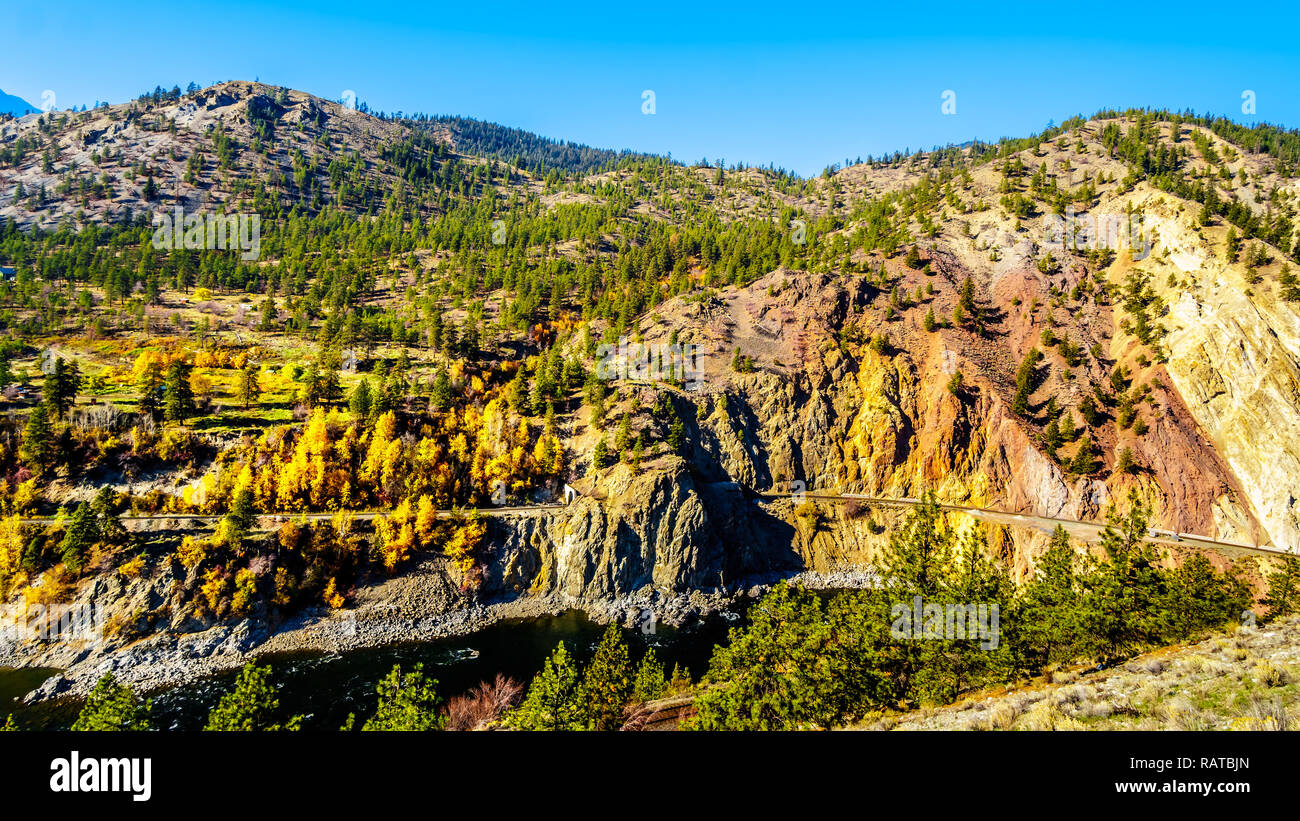 Herbst Farben und bunten Felsen entlang der Thompson River im White Canyon in der Nähe von Skihist Provincial Park entlang des Fraser Canyon Route in BC, Kanada Stockfoto