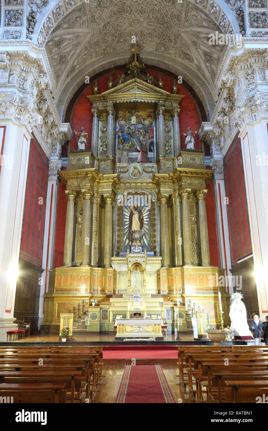 Der Hauptaltar der cahtolic barocke St. James (Santiago) oder hl. Ildefonsus (San Ildefonso) Kirche in Saragossa, Region Aragon, Spanien Stockfoto