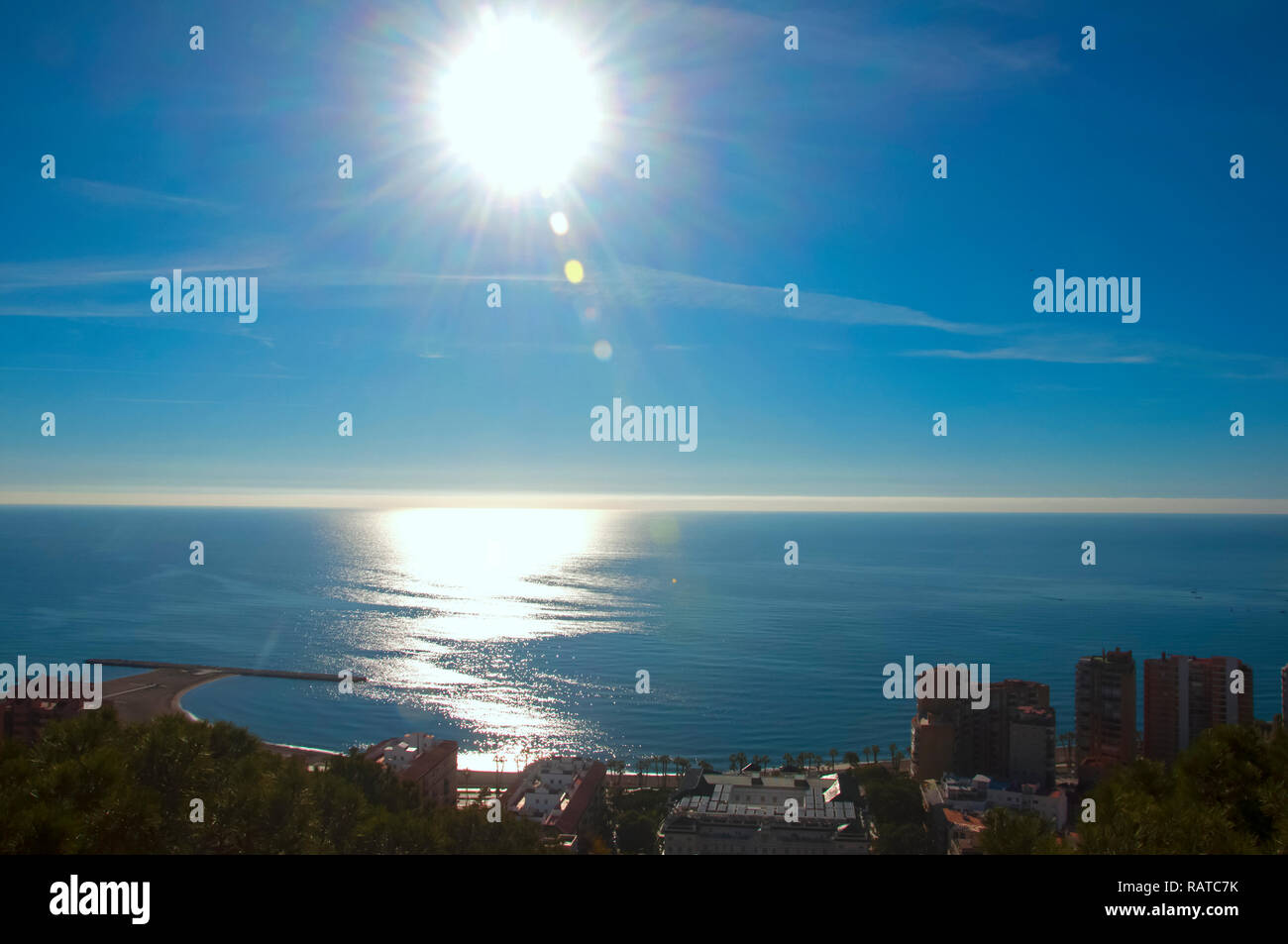Blick auf die Blue Bay mit Häuser und Bäume, Sonne in den blauen Himmel, Mittelmeer, Malaga, Spanien Stockfoto