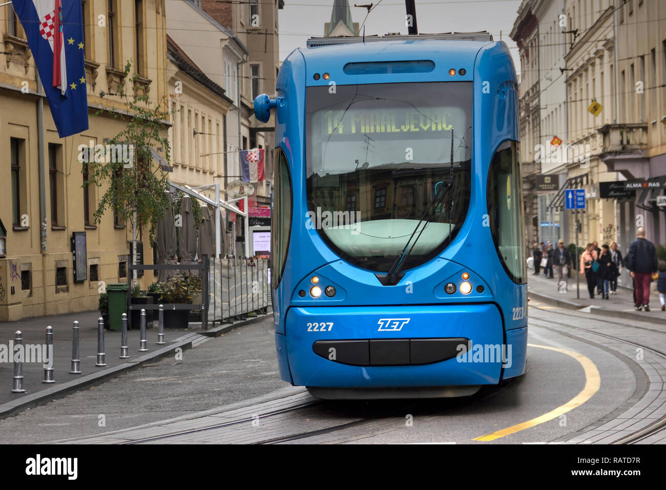 Zagreb, Kroatien, November 2018 - Blaue Straßenbahn Nr. 14 an der Frankopanska Straße Stockfoto