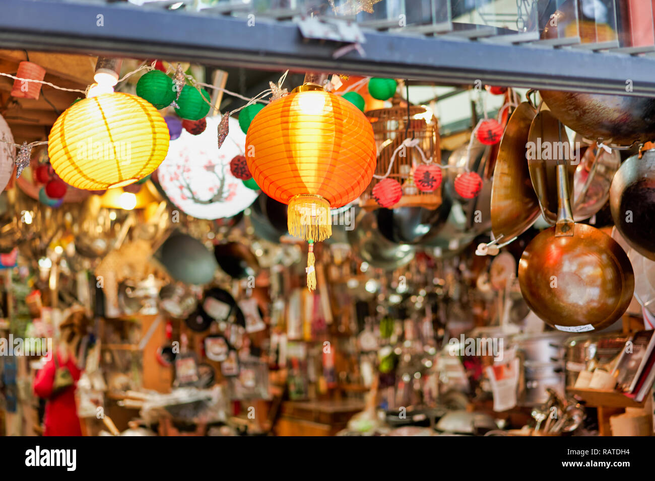 SAN FRANCISCO, Kalifornien, USA - 14. Mai, 2018 - Chinatown Marktstand. Leuchtende Bälle und orientalische Gerichte Stockfoto
