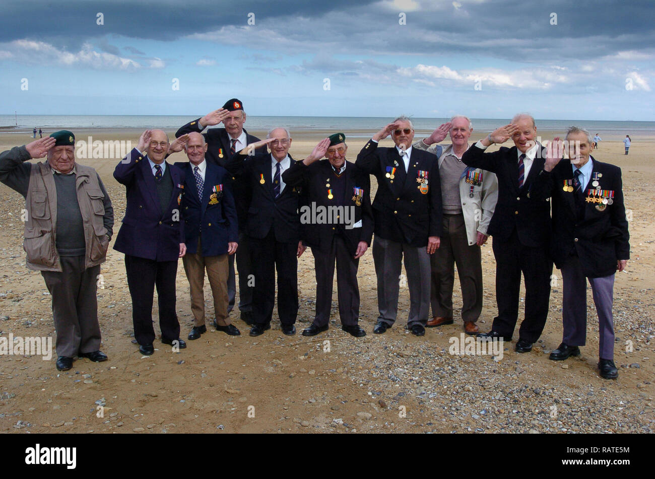 Zwei D-Day-Veteranen des Zweiten Weltkriegs kehren zum 60. Jahrestag der Landung des D-Day nach Sword Beach in der Normandie zurück. Veteranen des Zweiten Weltkriegs in der britischen Normandie Stockfoto