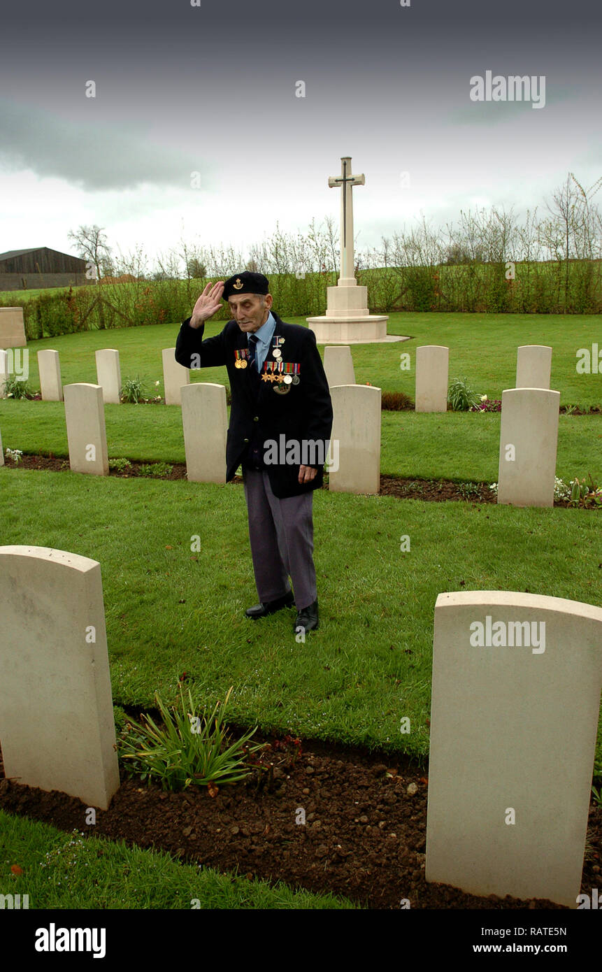 D-Day veteran Soldat Ken Lieghfield der Durham Light Infantry salutierte seine gefallenen Kameraden in Jerusalem Friedhof in der Normandie, Frankreich 2004 Stockfoto
