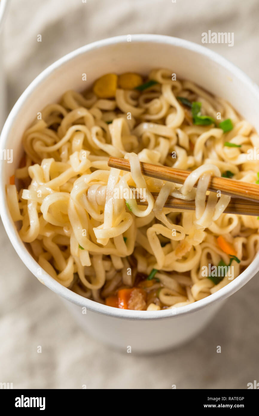 Instant Ramen Nudeln in eine Schale mit Rindfleisch Aroma Stockfoto
