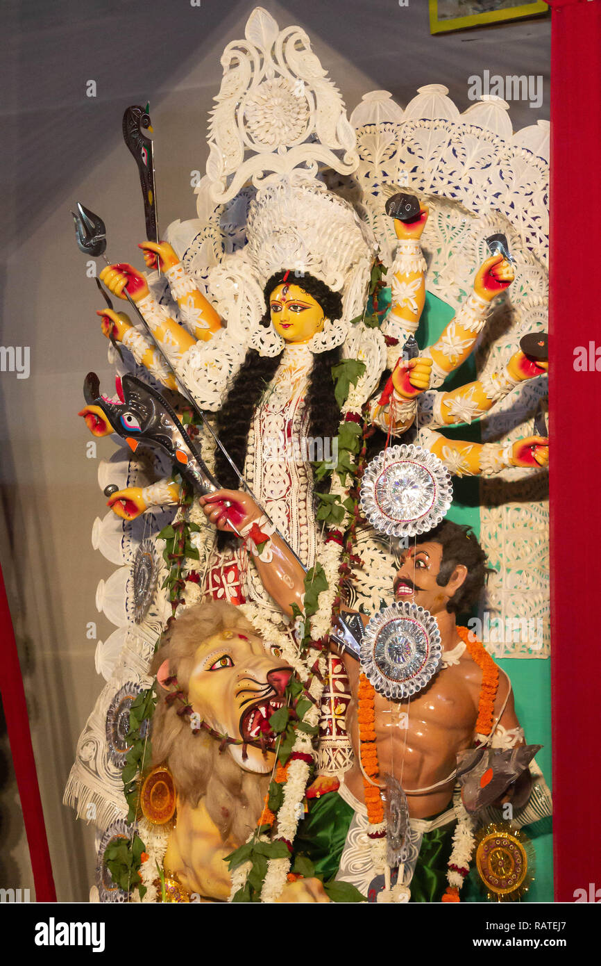 Sarita Vihar Sarbojanin Puja Samiti, New Delhi, Indien, DT-01 Oct 2014. Eine vollständige Ansicht der Durga Idiol im Portrait Modus innerhalb Puja Pandal Stockfoto