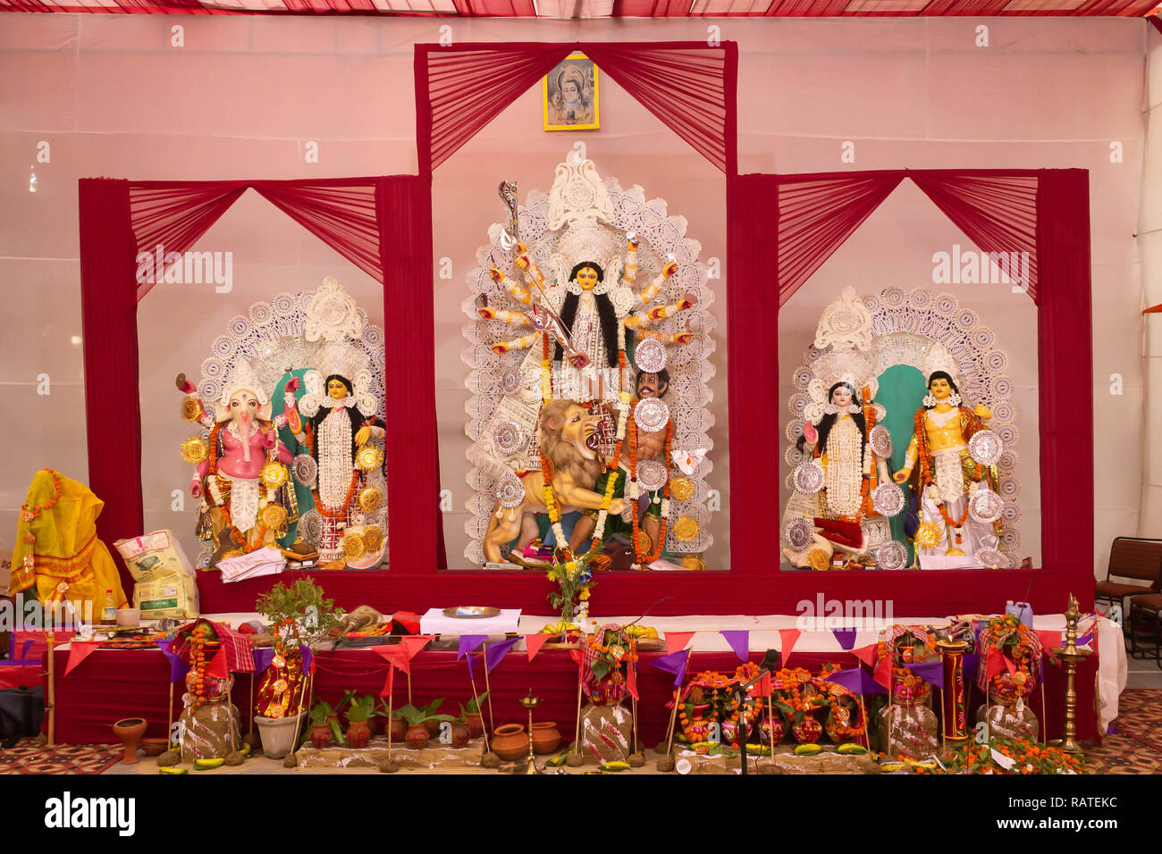 Sarita Vihar Sarbojanin Puja Samiti, New Delhi, Indien, DT-01 Oct 2014. Eine vollständige Ansicht der Durga Idiol im Querformat innen Puja Pandal Stockfoto