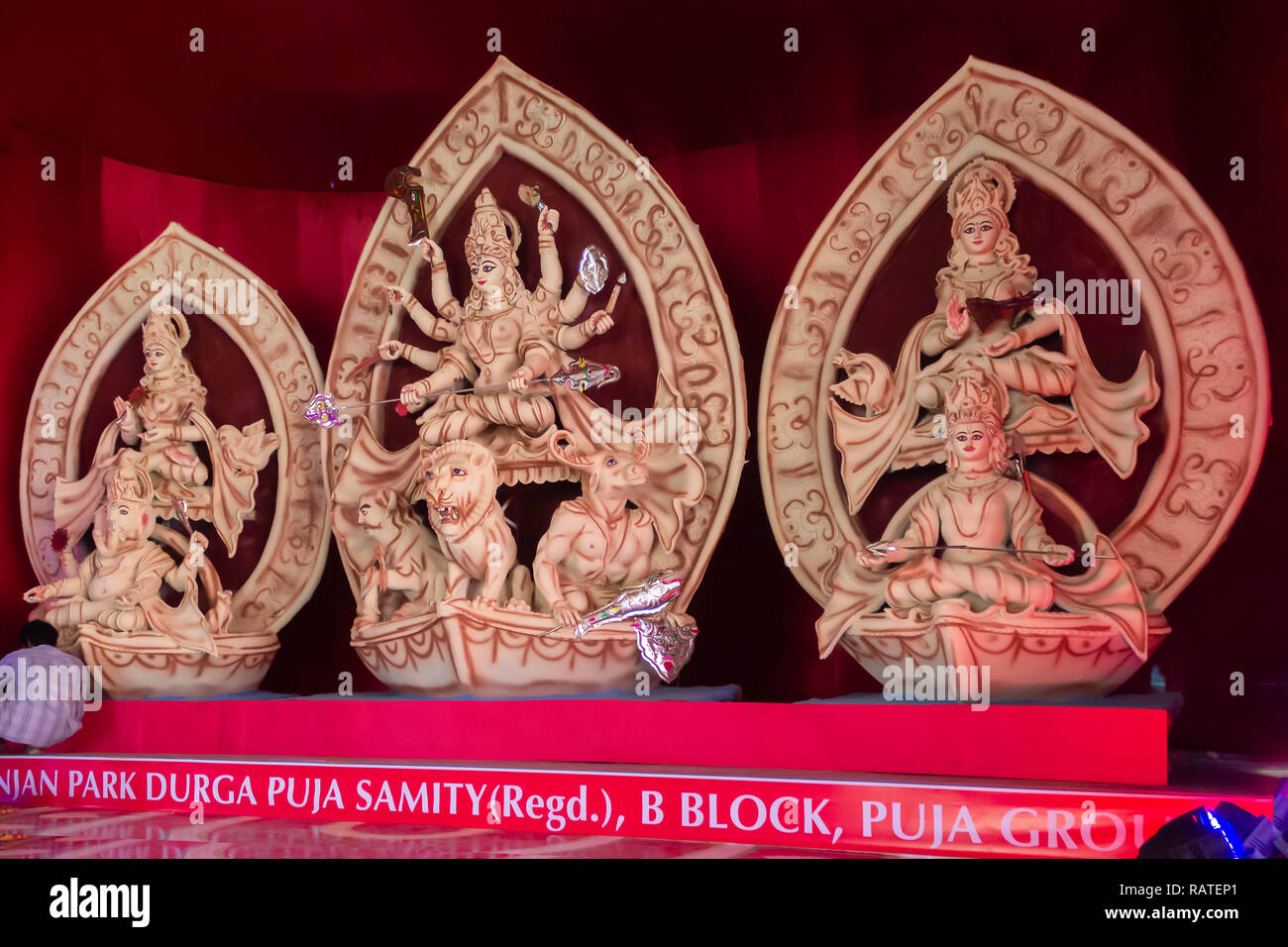 B-Block, Puja Samithi, C.R. Park, New Delhi, Indien DT-30 Sep 2014. Eine vollständige Ansicht der Durga Idiol im Querformat innen Puja Pandal Stockfoto