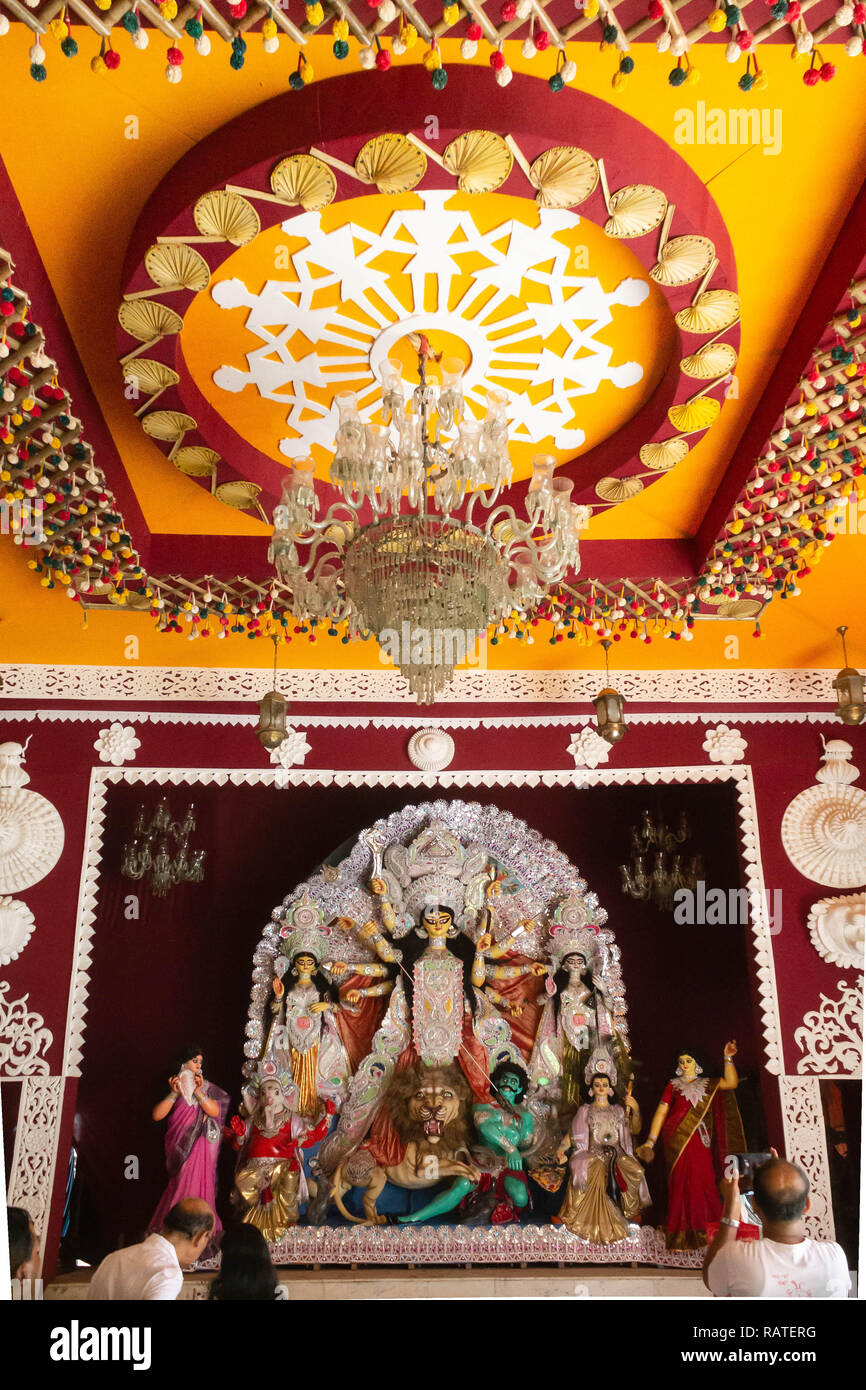 Kali Badi, C.R. Park, New Delhi, Indien DT-30 Sep 2014. Eine vollständige Ansicht der Durga Idiol im Portrait Modus innerhalb Puja Pandal Stockfoto