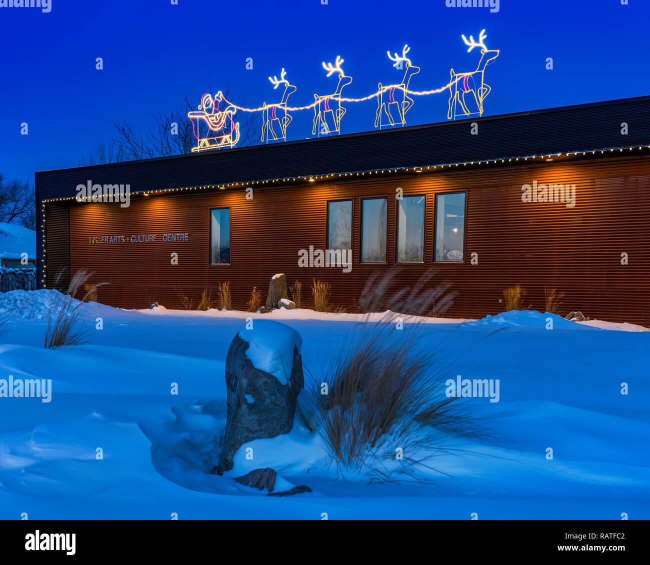 Winkler Kunst und Kultur Zentrum bei Nacht beleuchtet mit Weihnachtsbeleuchtung in Winkler, Manitoba, Kanada. Stockfoto