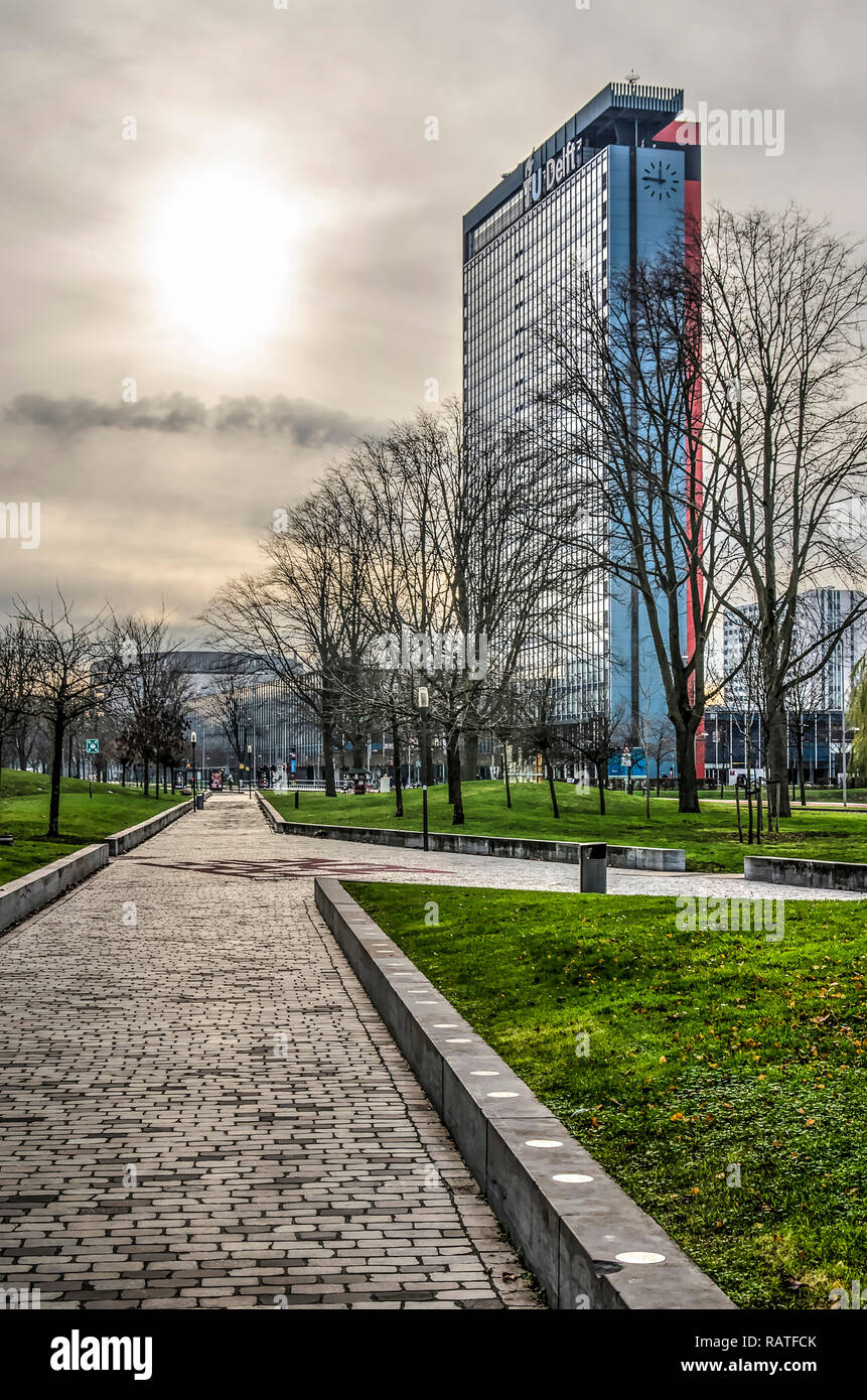 Delft, Niederlande, 27. Dezember 2018: Blick auf den Central Park auf dem Campus der Universität von Technologie mit dem Hochhaus der Fakultät für Stockfoto