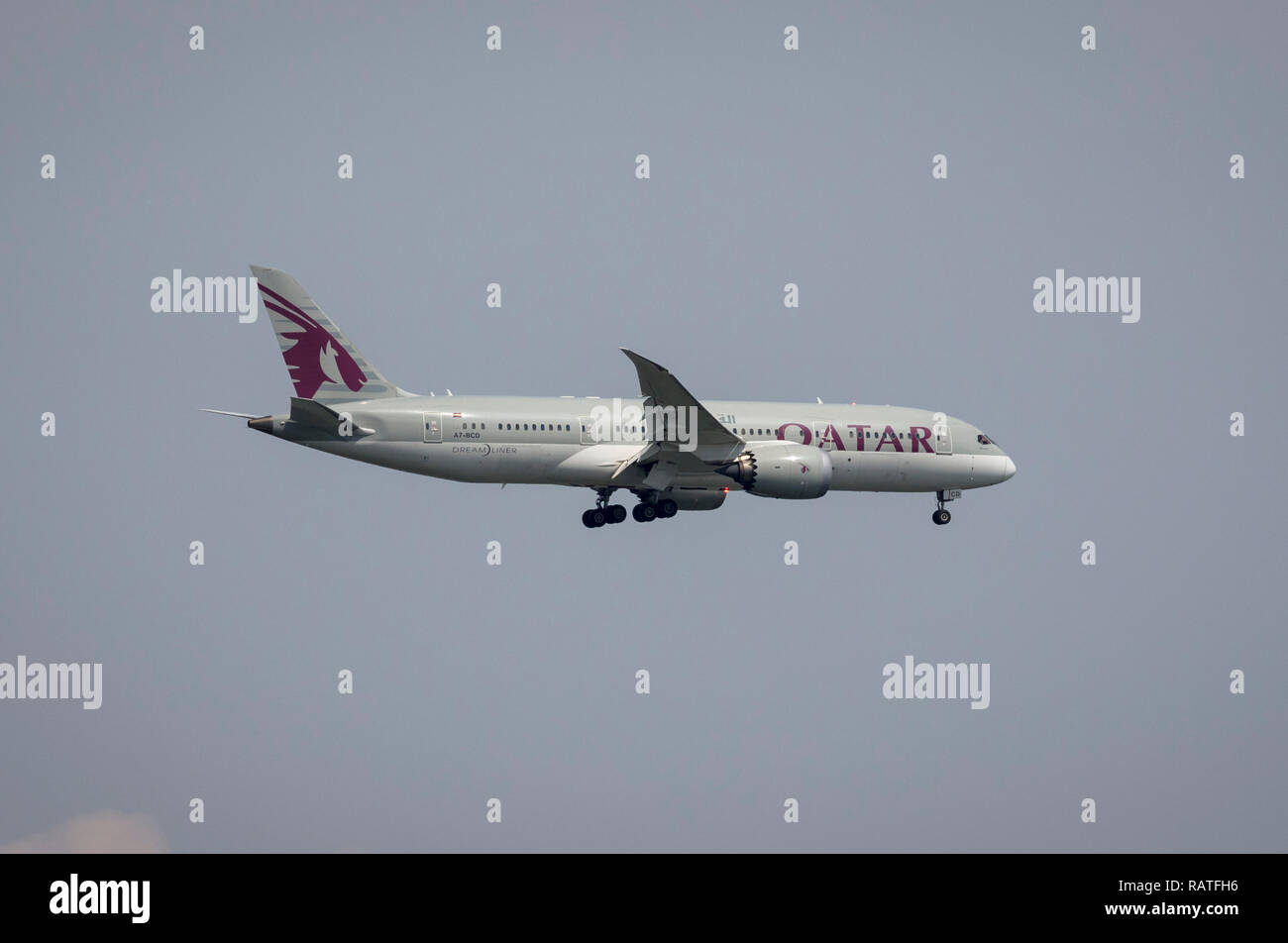A7-BCD Qatar Airways Boeing 787-8 Dreamliner in Entebbe, Uganda, Afrika zu landen Stockfoto