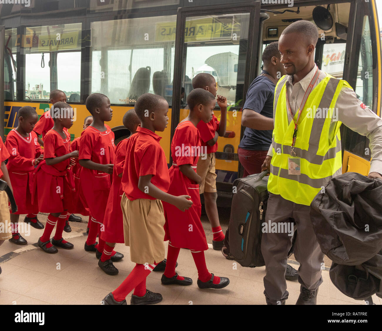 Jungen und Mädchen in Schuluniform boarding Flughafen Bus, Flughafen Entebbe, Uganda, Afrika Stockfoto