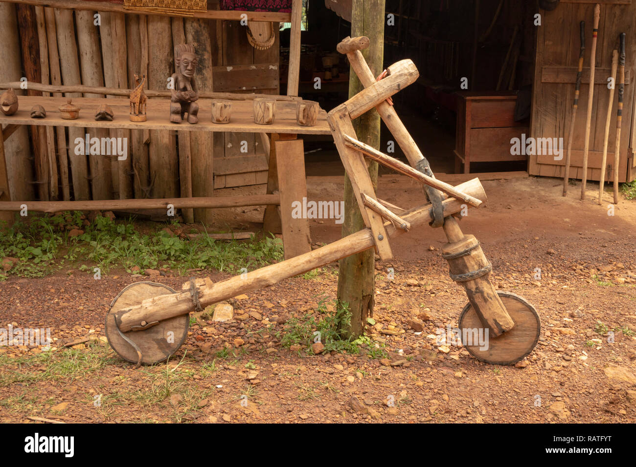 Hand aus Holz Fahrrad, Bwindi, Uganda, Afrika Stockfoto