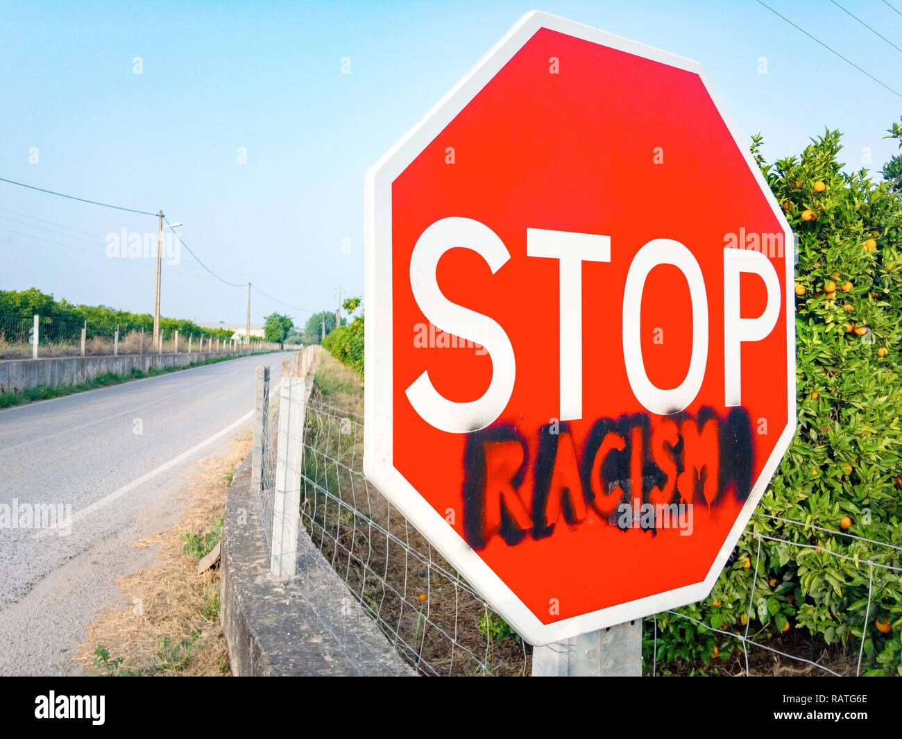 Stop Sign Rassismus Ende rassismus zeichen -Fotos und -Bildmaterial in hoher Auflösung – Alamy