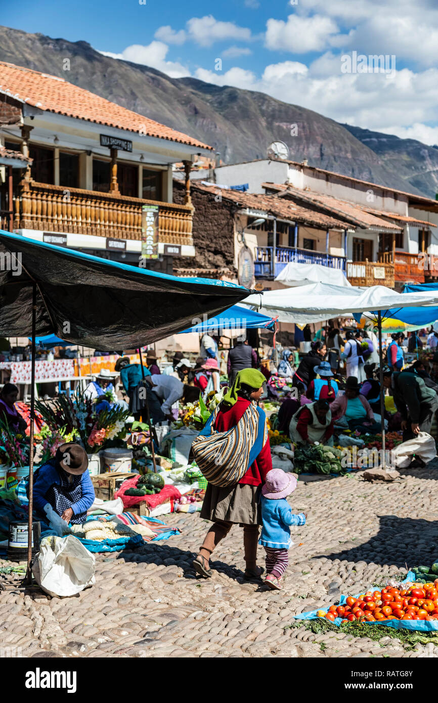 Anbieter und Käufer, Stände, Pisac Markt am Sonntag, Pisac, Peru Stockfoto