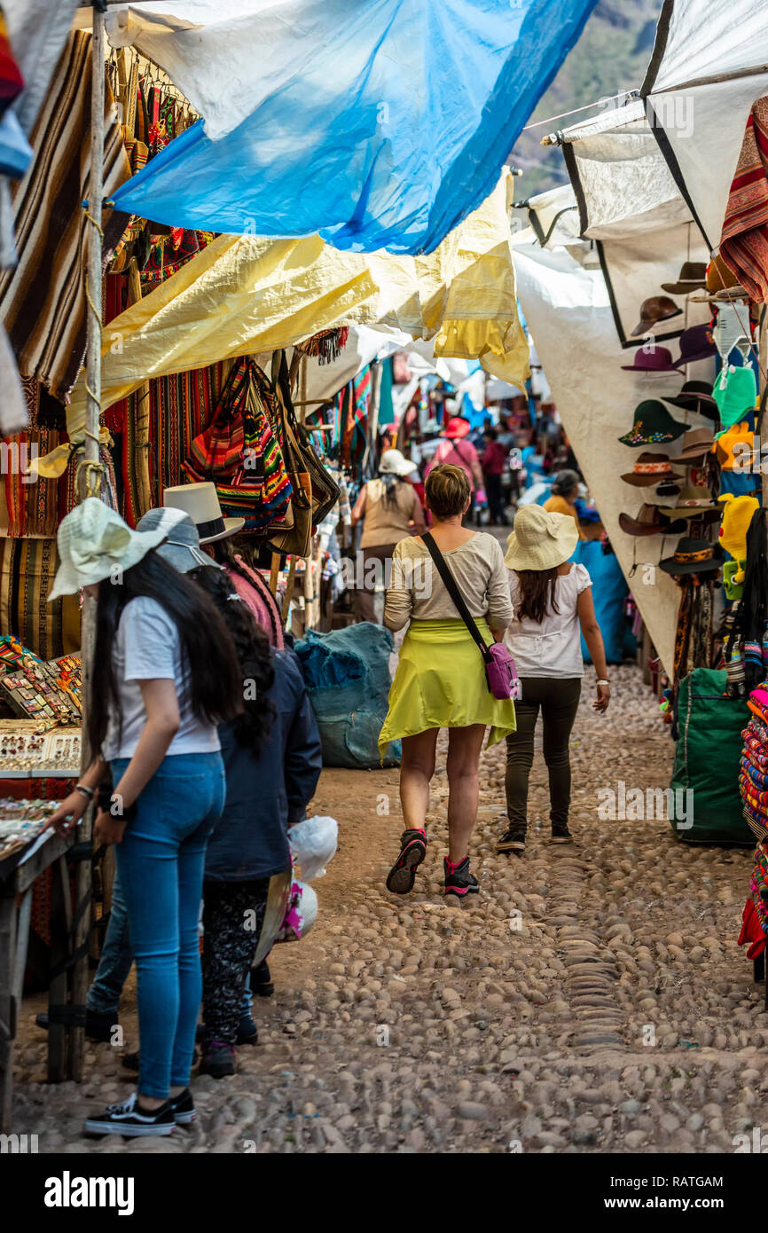 Touristen Einkaufen unter Anbieter Stände, Pisac Markt am Sonntag, Pisac, Peru Stockfoto
