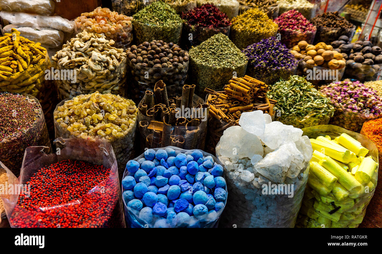 Bunte verschiedene Gewürze im Spice Market Souk in der Altstadt von Dubai Stockfoto