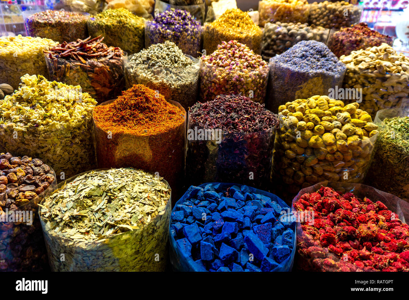 Bunte verschiedene Gewürze im Spice Market Souk in der Altstadt von Dubai rustikal Stockfoto