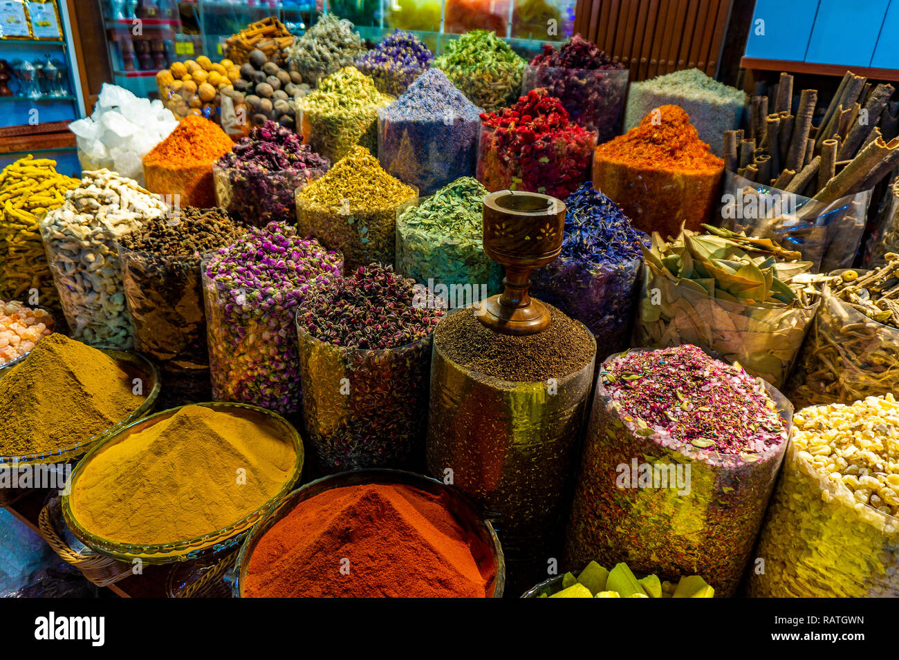 Bunte verschiedene Gewürze im Spice Market Souk in der Altstadt von Dubai rustikal Stockfoto
