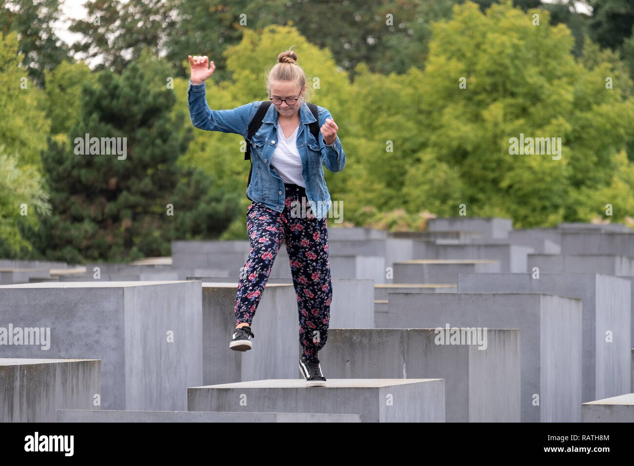 Personen, die springen auf der 'Memorial für die ermordeten Juden Europas". Stockfoto