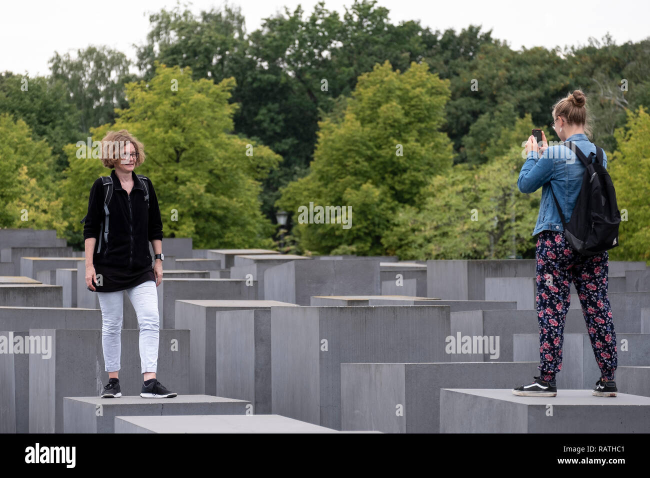 Personen, die springen auf der 'Memorial für die ermordeten Juden Europas". Stockfoto