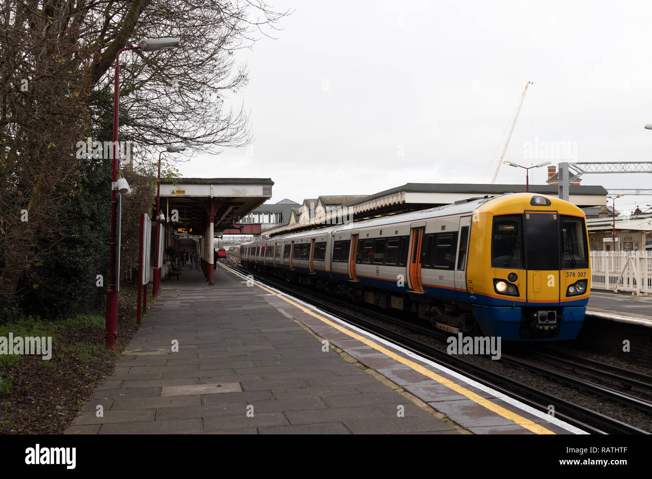 London Overground am Bahnhof Harrow und Wealdstone Station geparkt Stockfoto