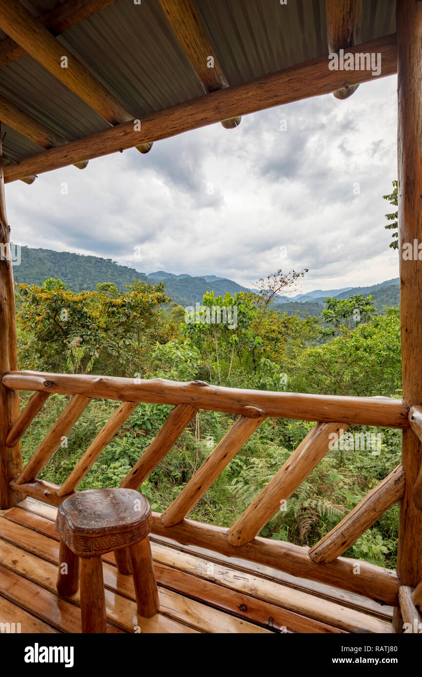 Blick vom Deck der Zimmer in Buhoma Community Haven Lodge des Bwindi Impenetrable Nationalpark, Uganda, Afrika Stockfoto