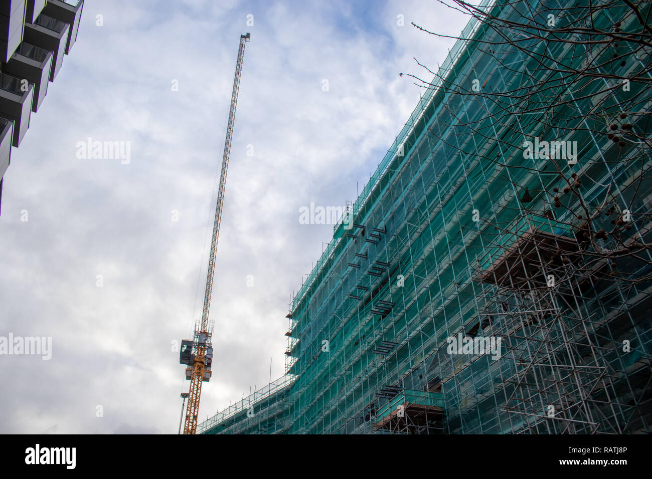 Turmdrehkran helfen Block von Wohnungen und Büros in Wembley, nördlich von London, England zu konstruieren. Stockfoto