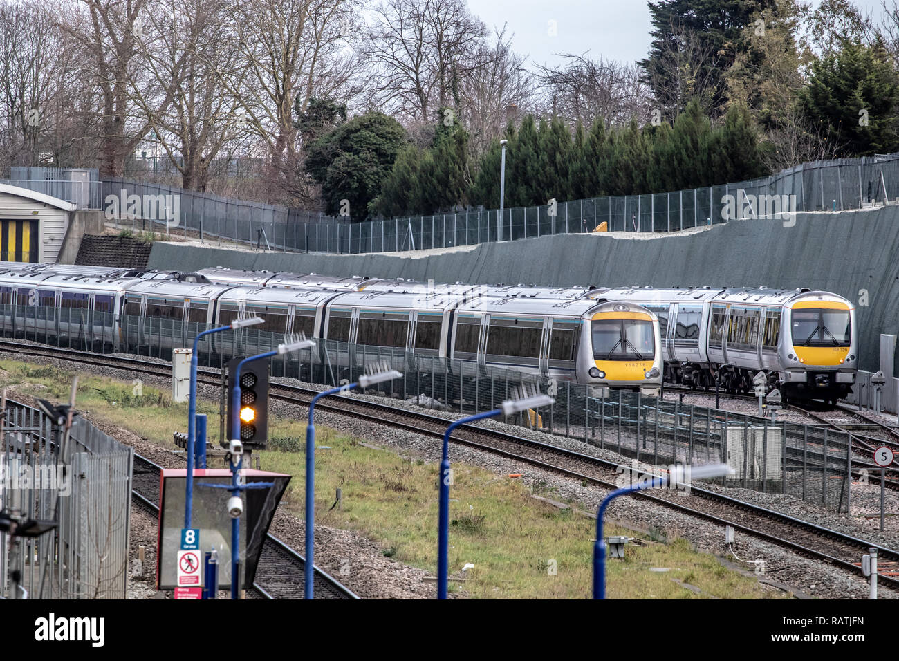 Züge in der Abstellgleise im Wembley Stadium Station geparkt Stockfoto