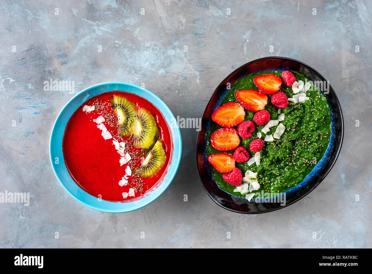 Platten mit bunten Erdbeere und Spinat Smoothies sehen von oben Stockfoto