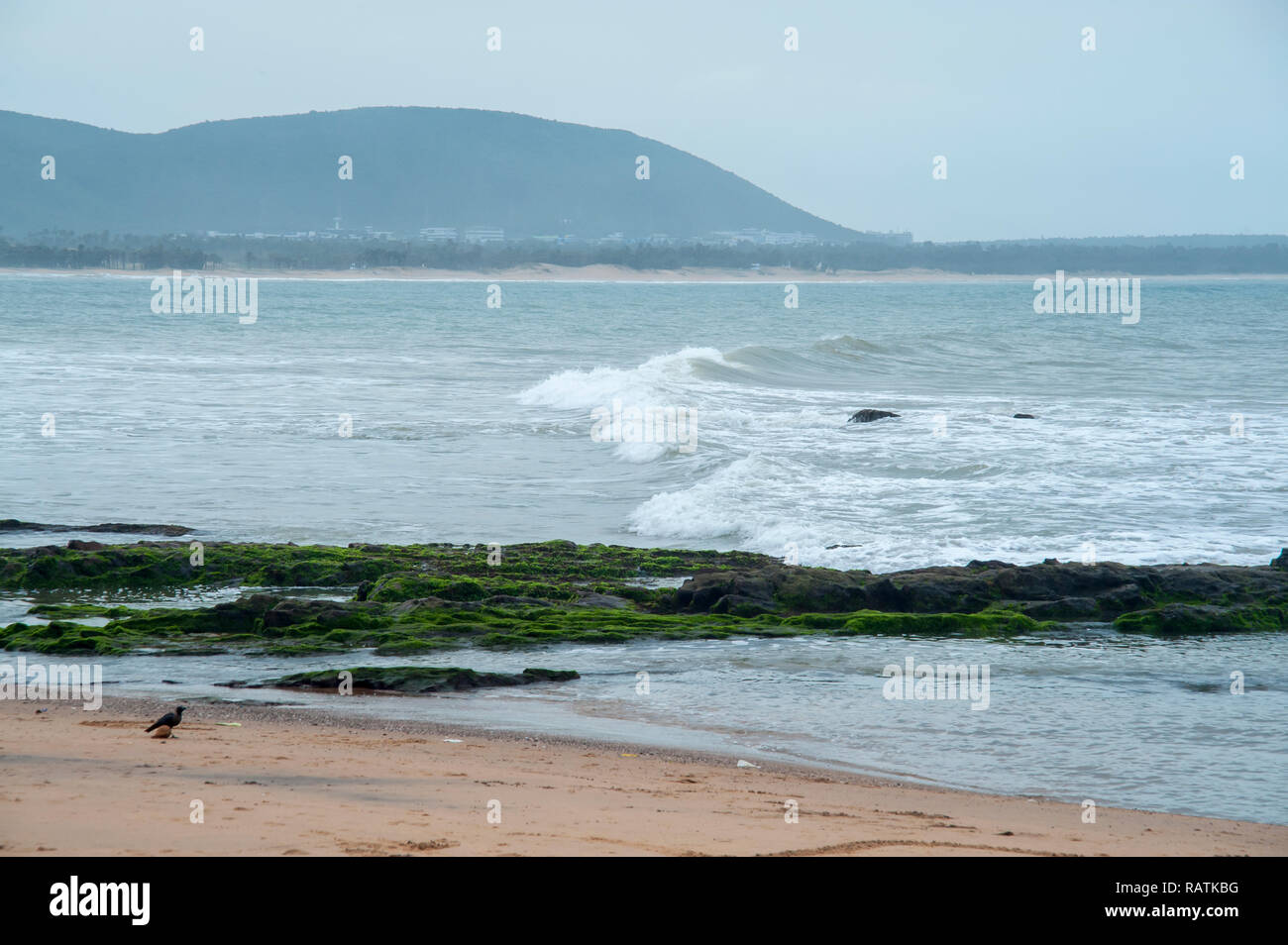 Blick über die Bucht von Bengalen vom Strand von Bheemili mit der ehemaligen niederländischen Stadt Bheeminipatnam am Horizont. Stockfoto