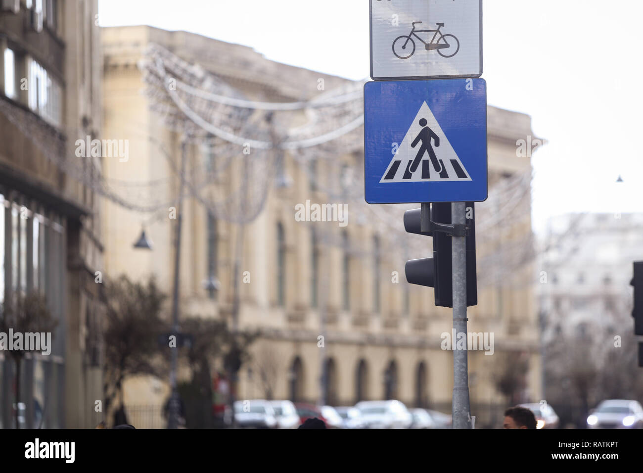 Zebrastreifen und Fahrrad Zeichen auf einer Straße der Stadt Stockfoto