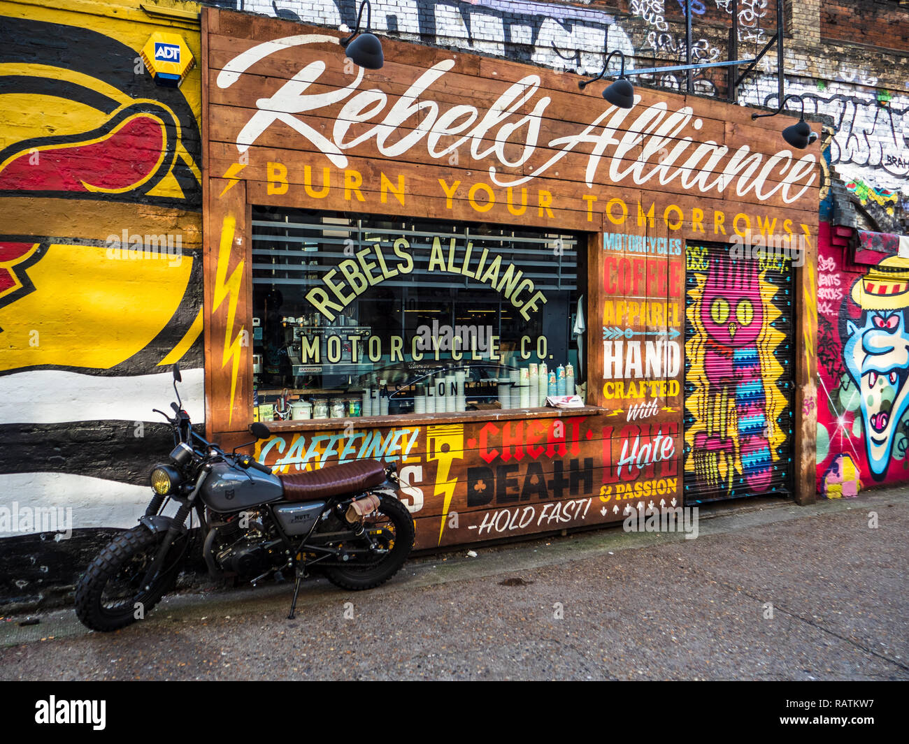 Rebels Alliance Motorcycle Co, Kleidung und Café-Bar in Shoreditch East London in der Nähe der Brick Lane. Speziell angefertigte Motorräder. Stockfoto