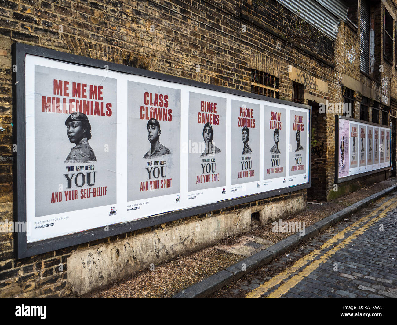 Rekrutierungsplakate der British Army East London - umstrittene Poster zur Rekrutierung von Armeen, die an eine größere Vielfalt junger Menschen appellieren sollen Stockfoto