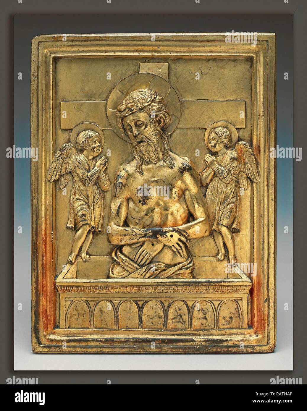 Bartolomeo Bellano (Italienisch, 1437-1438 - 1496-1497), Der tote Christus mit zwei Engel, vergoldeter Bronze. Neuerfundene Stockfoto