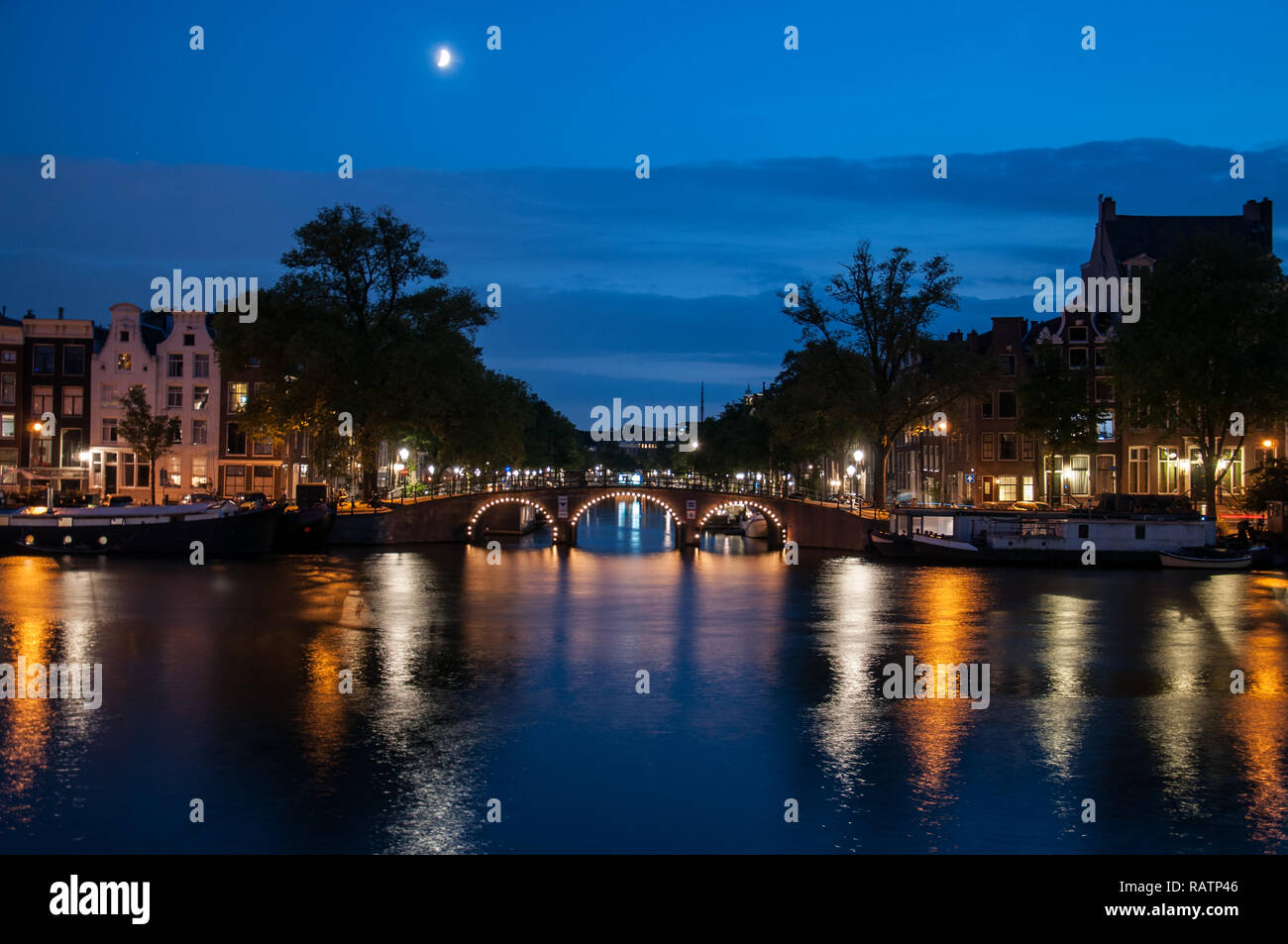 Romantischer Abend Blick auf eine Gracht in Amsterdam Stockfoto