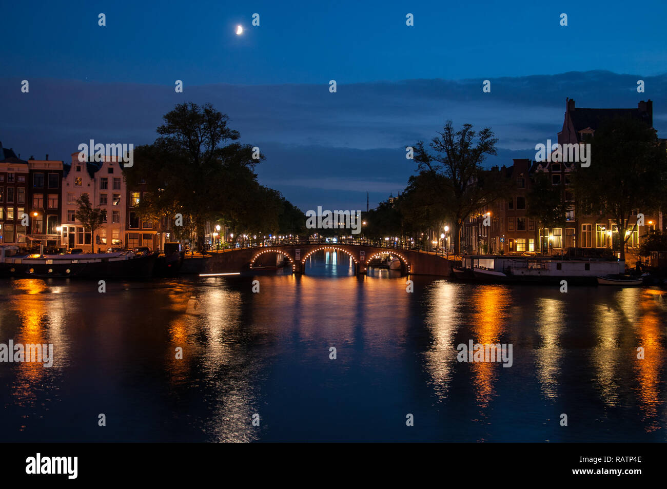 Romantischer Abend Blick auf eine Gracht in Amsterdam Stockfoto