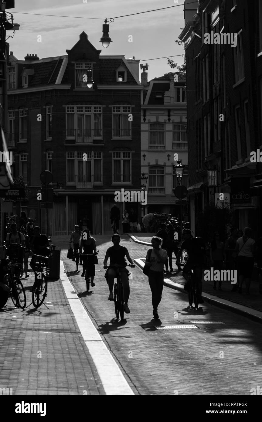 Amsterdam das Leben auf der Straße - Silhouetten Stockfoto