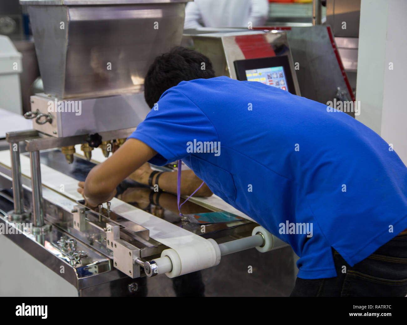 Essen Arbeitnehmer arbeiten Bäckerei Maschine machen Stockfoto