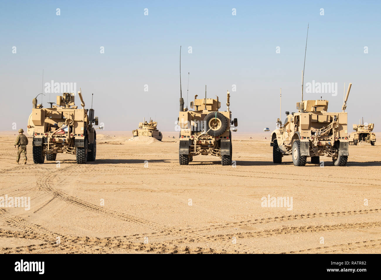 Mine-Resistant Hinterhalt geschützte Fahrzeuge der 155 gepanzerte Brigade Combat Team, sitzen Wüste Beobachter Zwei am 12. Dezember 2018 zu beobachten. Wüste Beobachter, eine alle zwei Jahre stattfindende Veranstaltung durchgeführt als Teil der Task Force spartanisch, ist eine Übung, die integriert eine dreistufige Planung, eine Trocken- und eine gemeinsame live-fire Übung zur Erhöhung der Interoperabilität und der Zusammenhalt zwischen den Vereinigten Staaten militärische und kuwaitische Landstreitkräfte ausgerichtet. Stockfoto