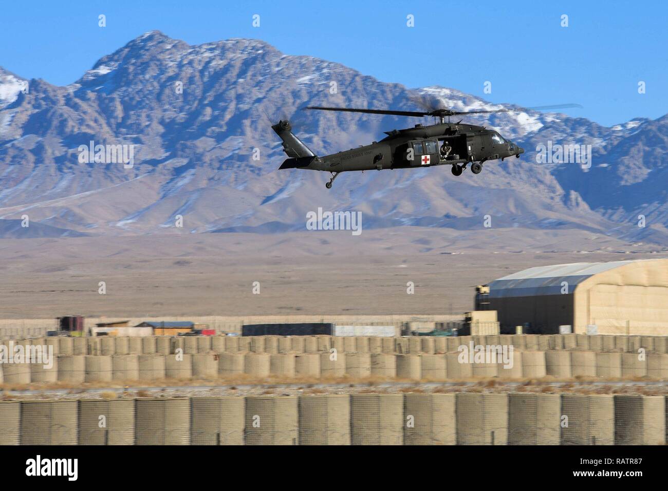 Wenn nicht fliegen Missionen, Besatzungen, mit Firma B, 3.Bataillon, 25 Aviation Regiment GSAB und Unternehmen C, 6 Bataillon, 101 Combat Aviation Brigade, Luftlandedivision (Air Assault) auf 5 Mrd., Task Force Eagle Angriff, 101 Kabine zugewiesen, 101 Abn. Div., gleichzeitig Zug am Lager Dahlke, Afghanistan Dez. 27, 2018. Training baut Bereitschaft Bereitschaft zur Letalität entspricht. Stockfoto