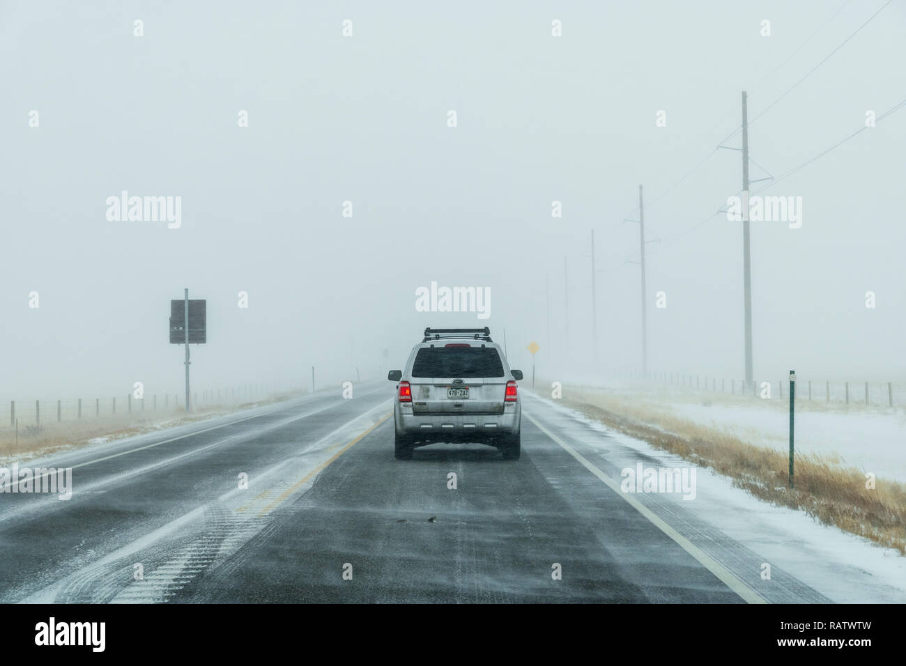 Verkehr verlangsamt durch Sturm; Rt. 285; in der Nähe von Jefferson; Colorado; USA Stockfoto