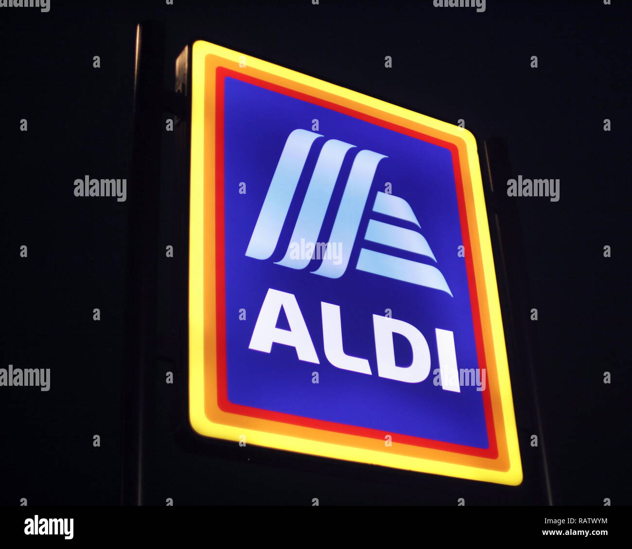 Aldi neon Store Shop Shopping Zeichen Logo bei Nacht Stockfoto