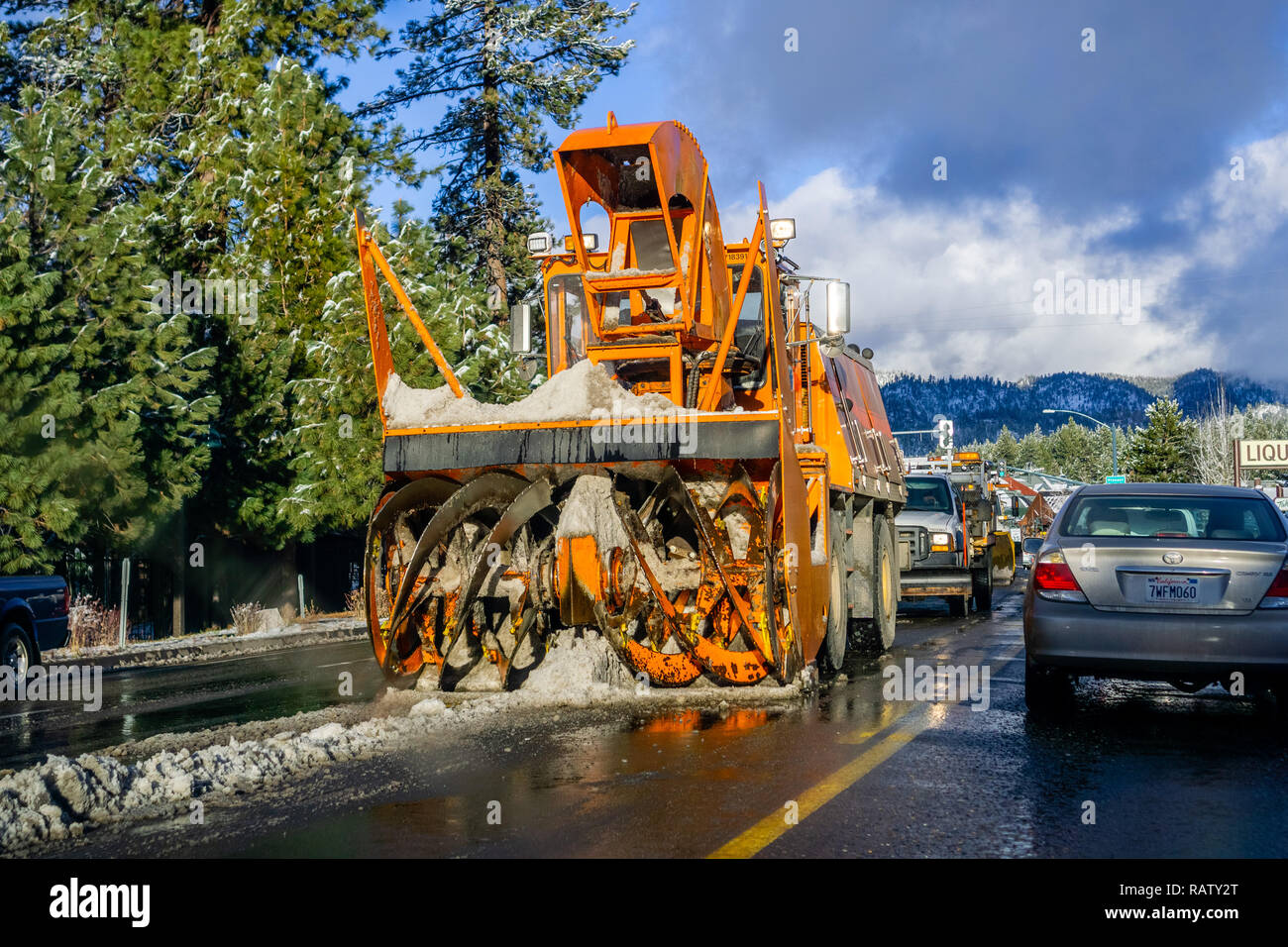 Dezember 25, 2018 South Lake Tahoe - Schneeräumgeräte arbeiten am Tag nach einem Schneesturm Stockfoto