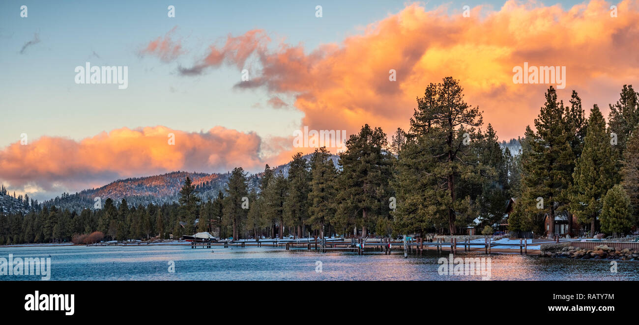 Die schöne Aussicht auf den Sonnenuntergang an der Küste von South Lake Tahoe, Häusern inmitten von Pinien Stockfoto