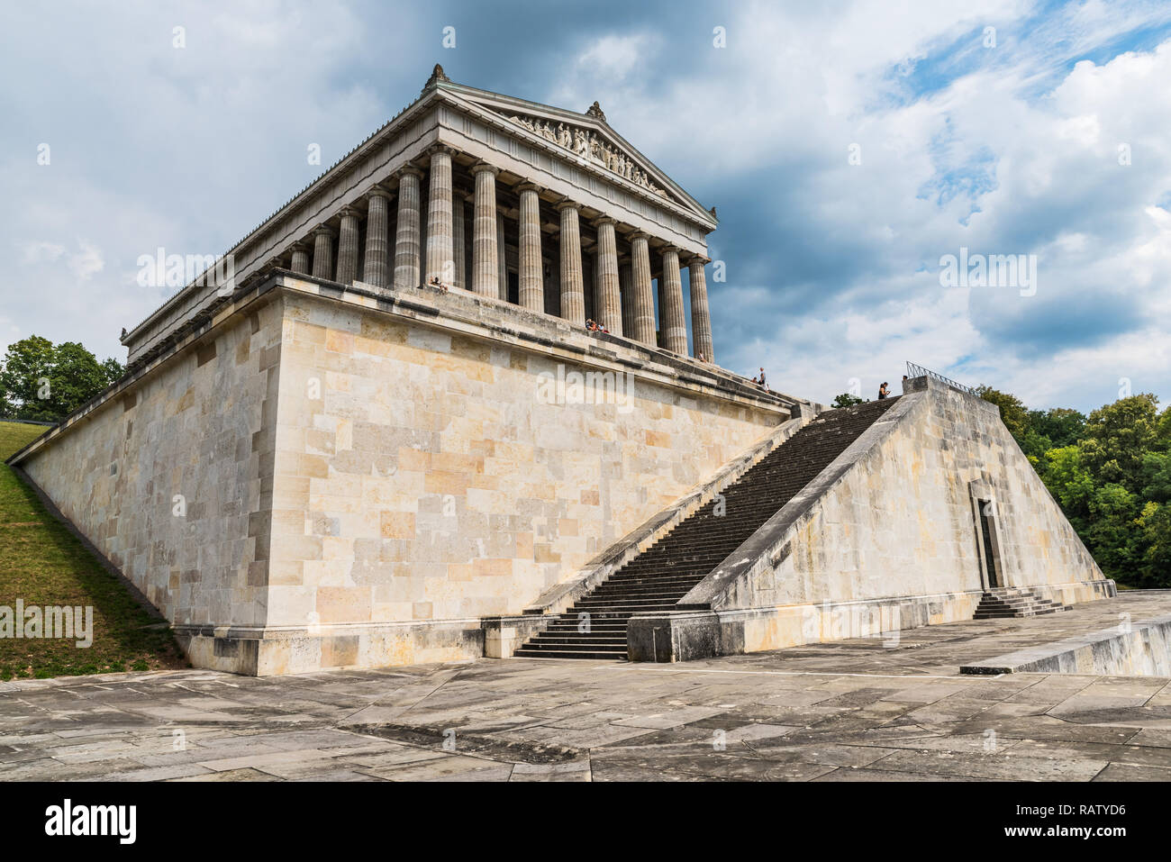 Donaustauf, Bayern, Deutschland - 27 Juli, 2018: Menschen auf der Tour in der Halle des Ruhmes - Walhalla Memorial. Niederländisch Niederländisch oder Winkel neigen Bild Technik Stockfoto