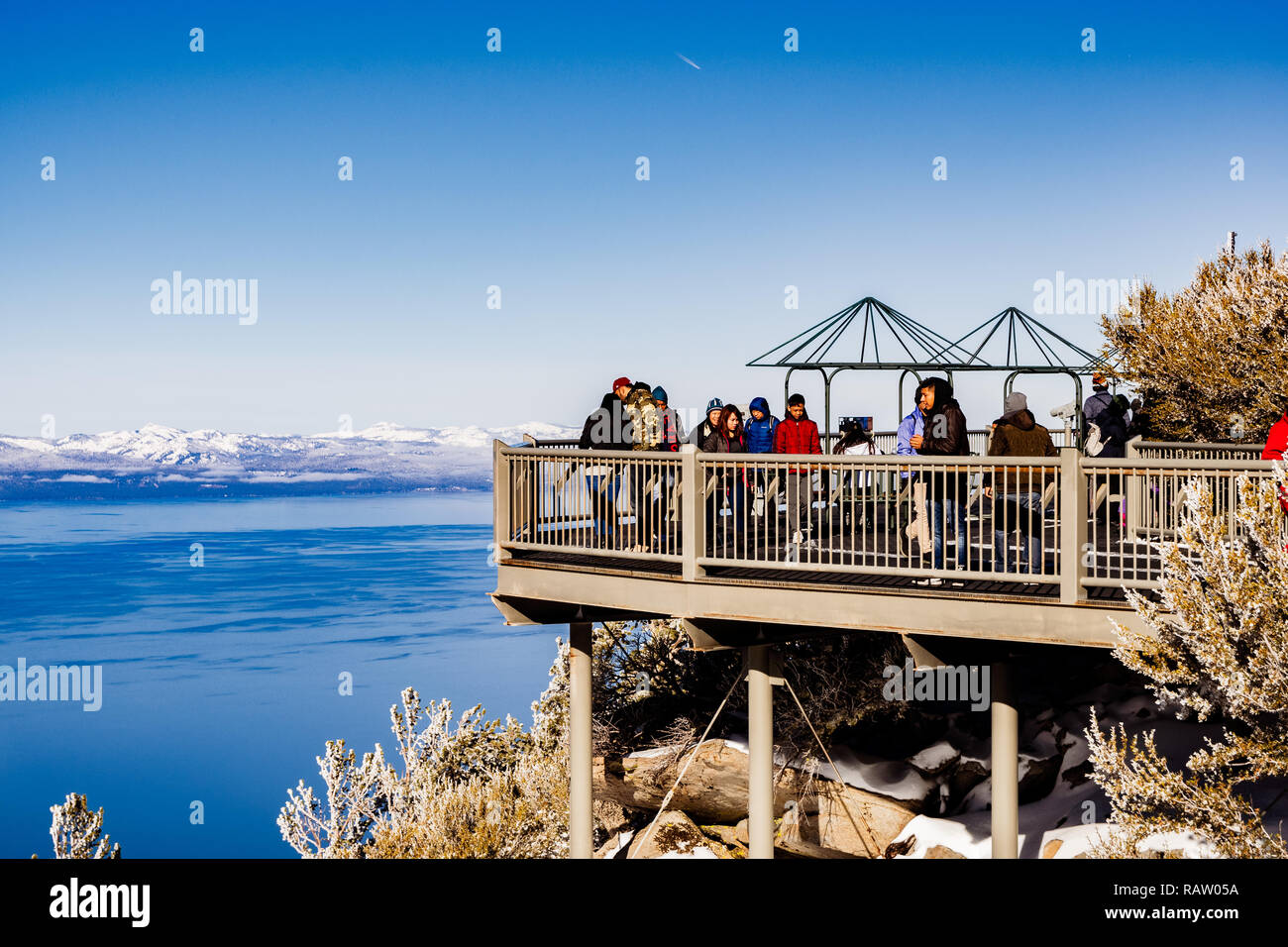 Dezember 26, 2018 South Lake Tahoe/CA/USA - Menschen bewundern die Landschaft von den Heavenly Gondel Aussichtsplattform; blauer Himmel und See Tahoe visibl Stockfoto