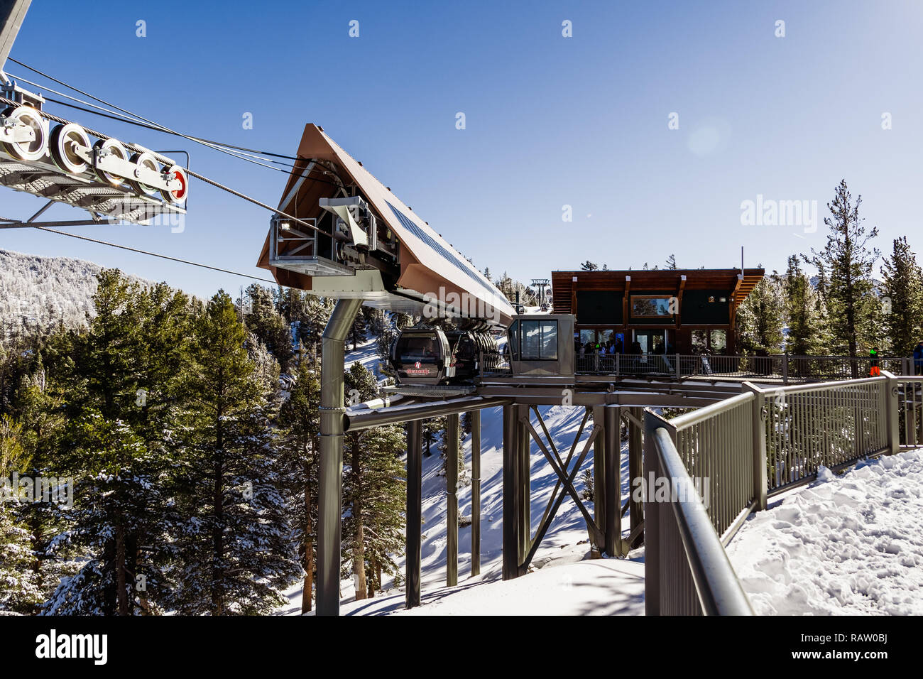 Dezember 26, 2018 South Lake Tahoe/CA/USA - Heavenly Ski Resort Gondola Observation Deck an einem sonnigen Tag Stockfoto
