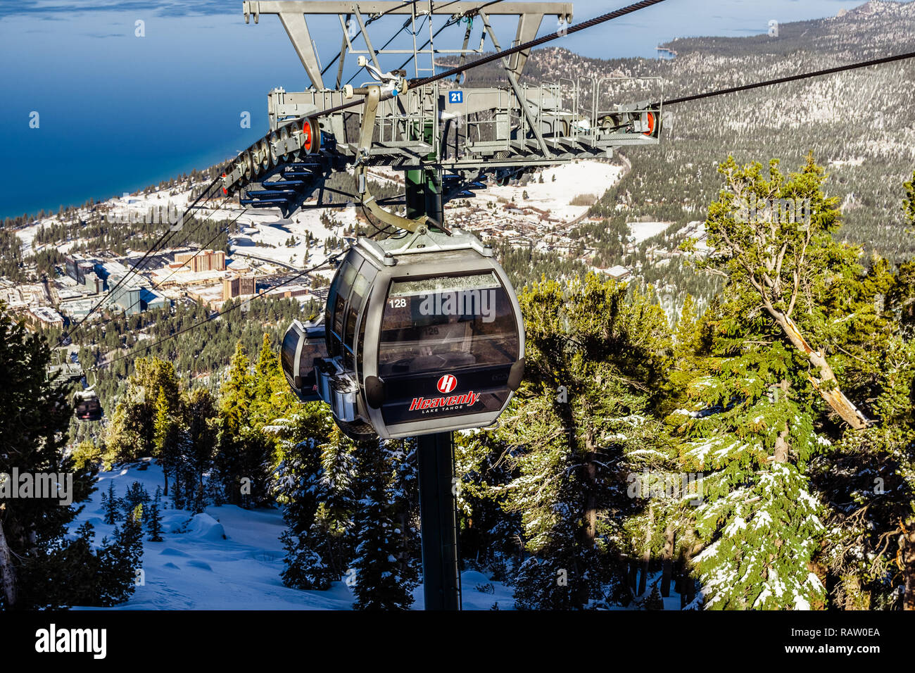 Dezember 26, 2018 South Lake Tahoe/CA/USA - Heavenly Ski Resort Gondeln an einem sonnigen Tag Stockfoto