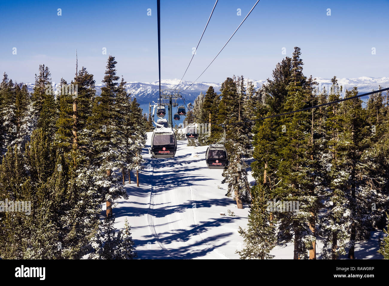 Dezember 26, 2018 South Lake Tahoe/CA/USA - Heavenly Ski Resort Gondeln an einem sonnigen Tag Stockfoto